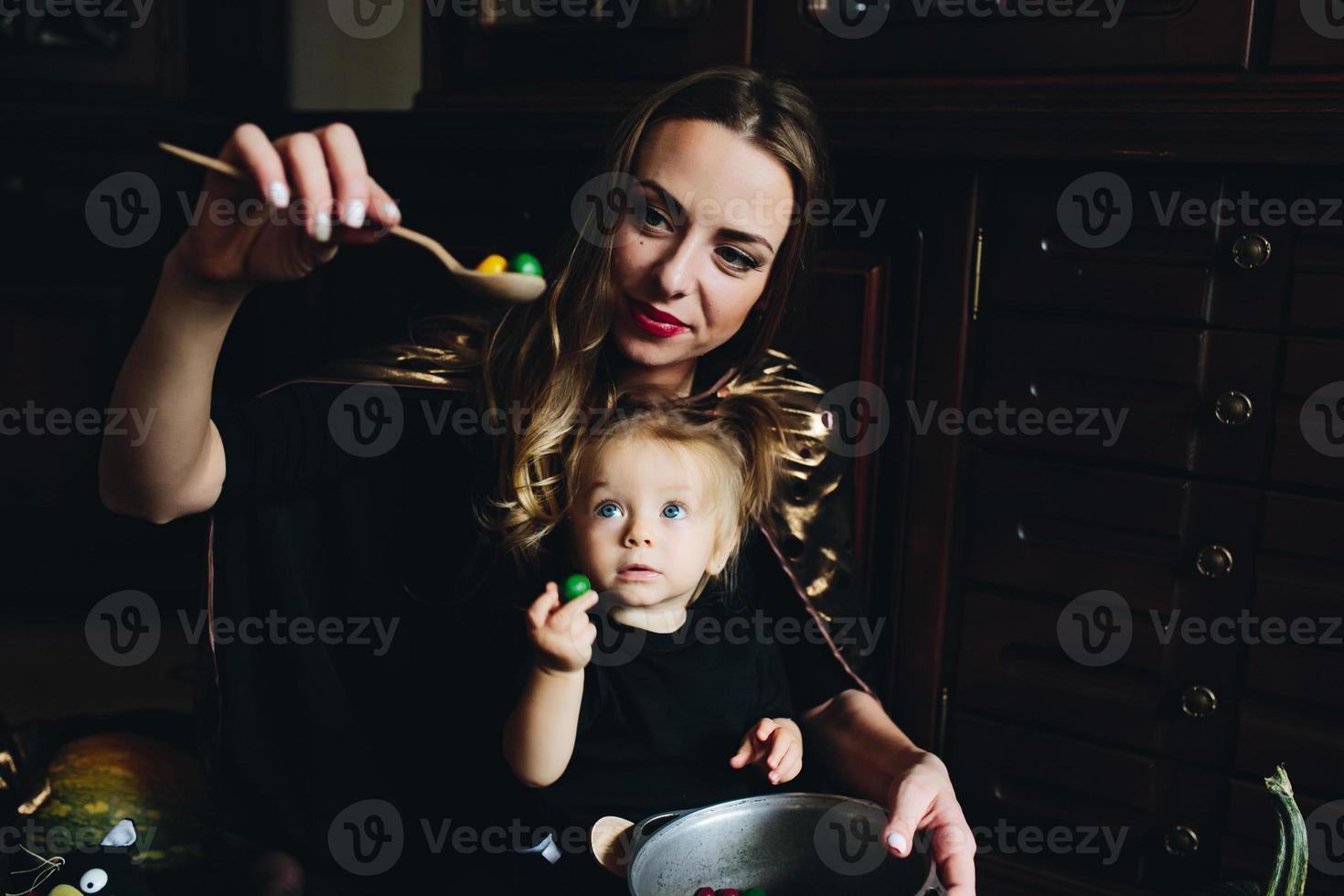 madre e figlia giocando insieme a casa foto