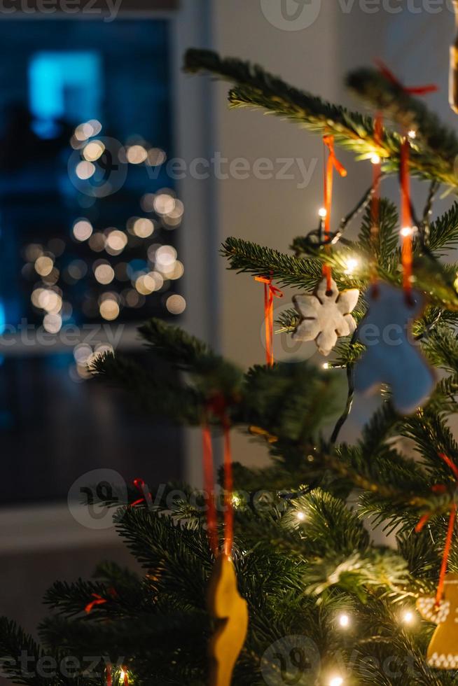 Natale albero decorato con Pan di zenzero biscotti e ghirlanda foto