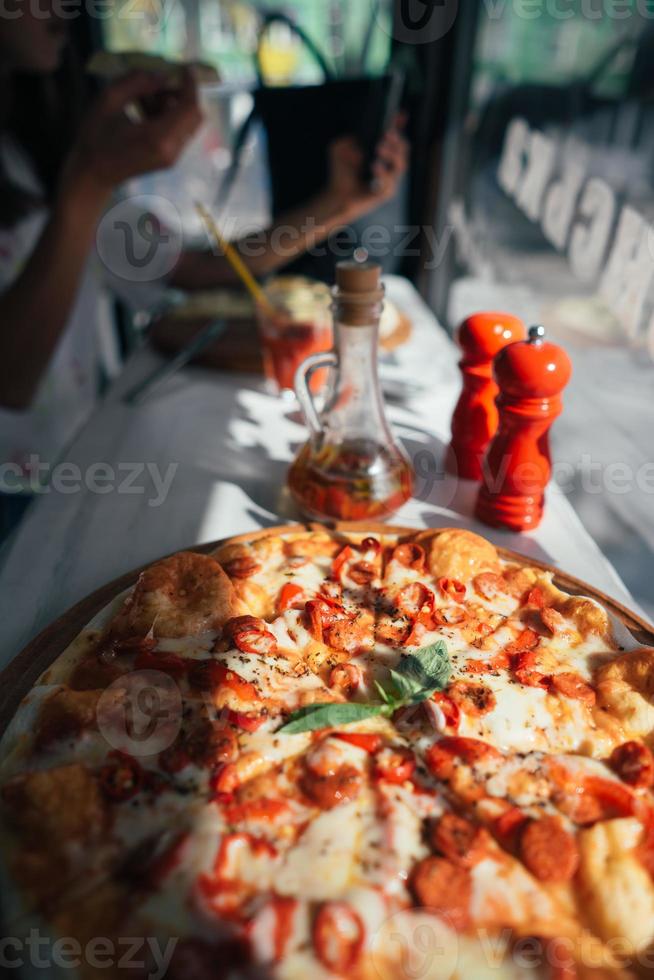 pizza sul tavolo foto