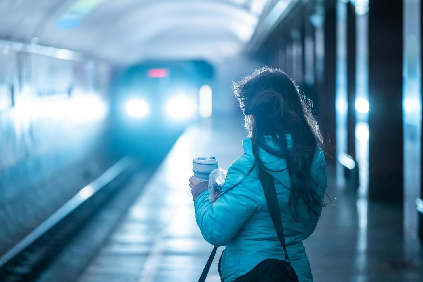 donna aspettare a un' metropolitana stazione nel kiev. foto