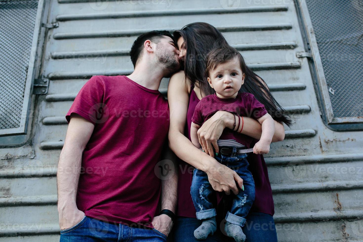 giovane famiglia con un' bambino foto