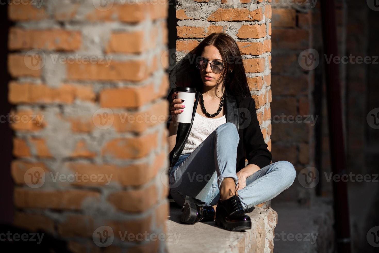 bellissimo ragazza nel bicchieri con caffè foto