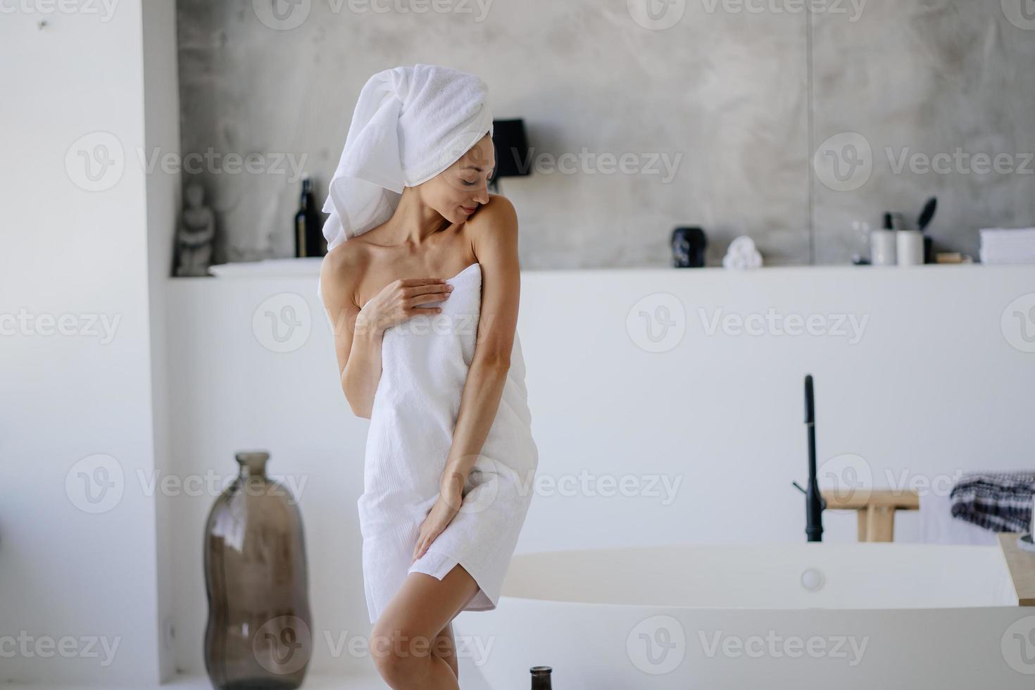 femmina modello nel bianca asciugamano. donne, bellezza e igiene concetto. foto