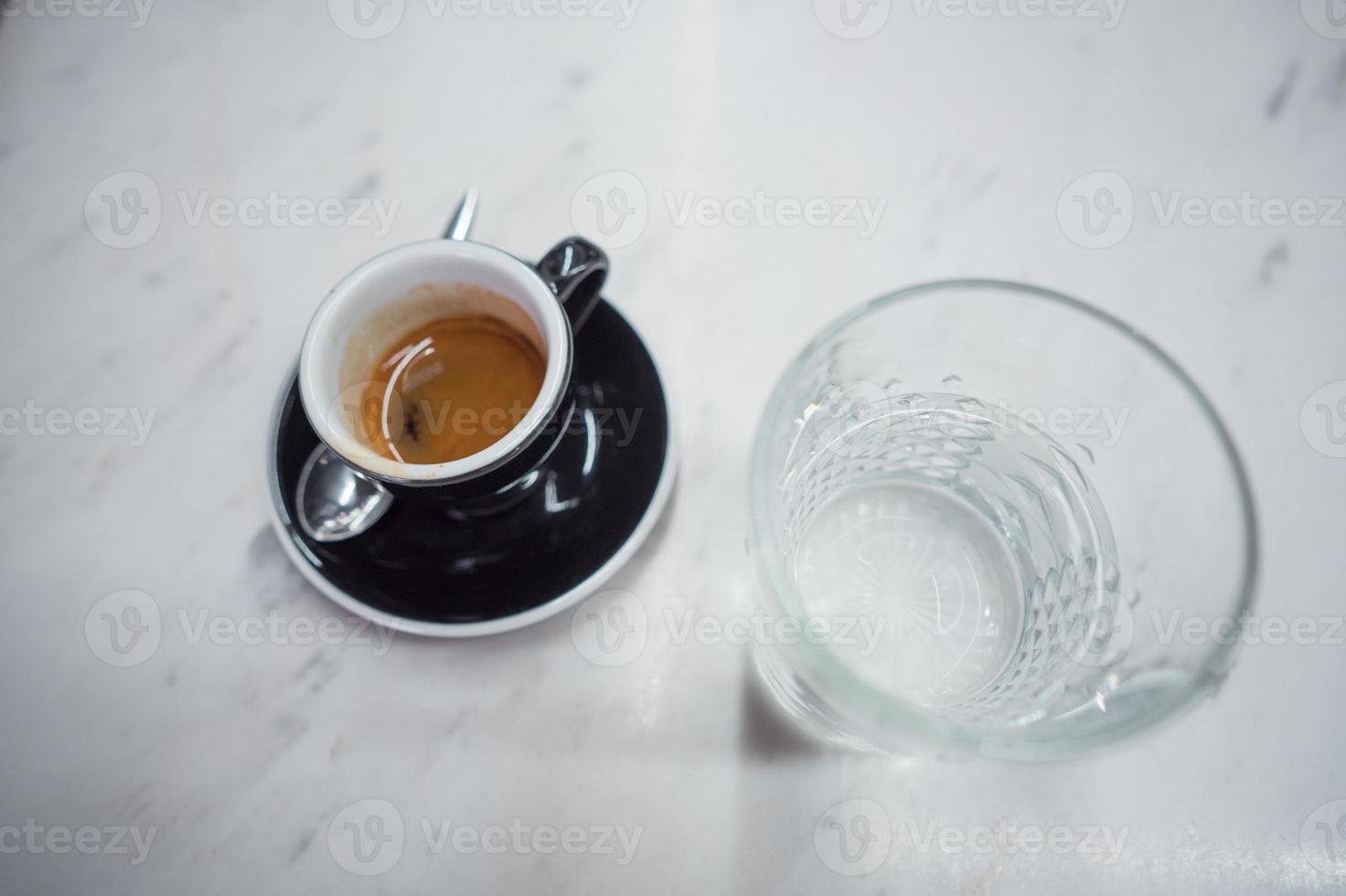 caffè boccale e un' bicchiere di acqua su un' tavolo foto