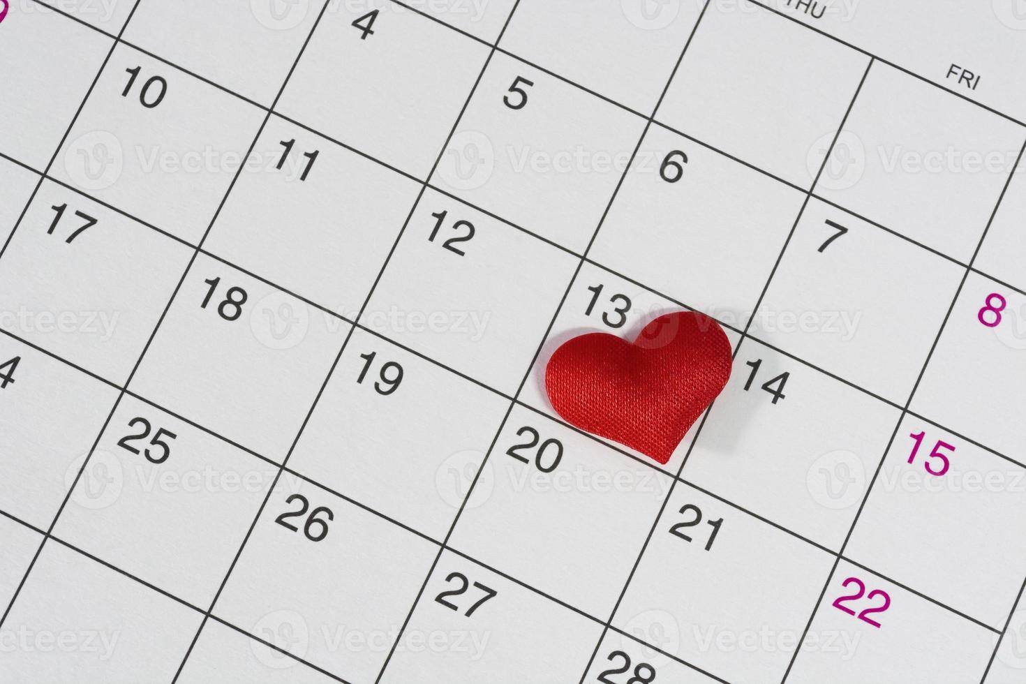 rosso cuore forma su il Data di il 13 ° giorno nel il calendario. foto