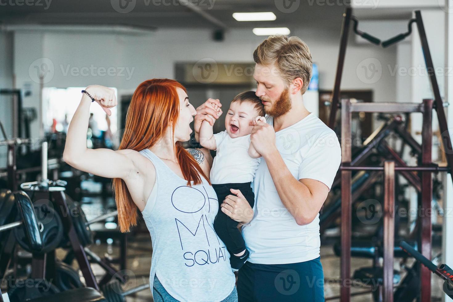 giovane famiglia con poco ragazzo nel il Palestra foto