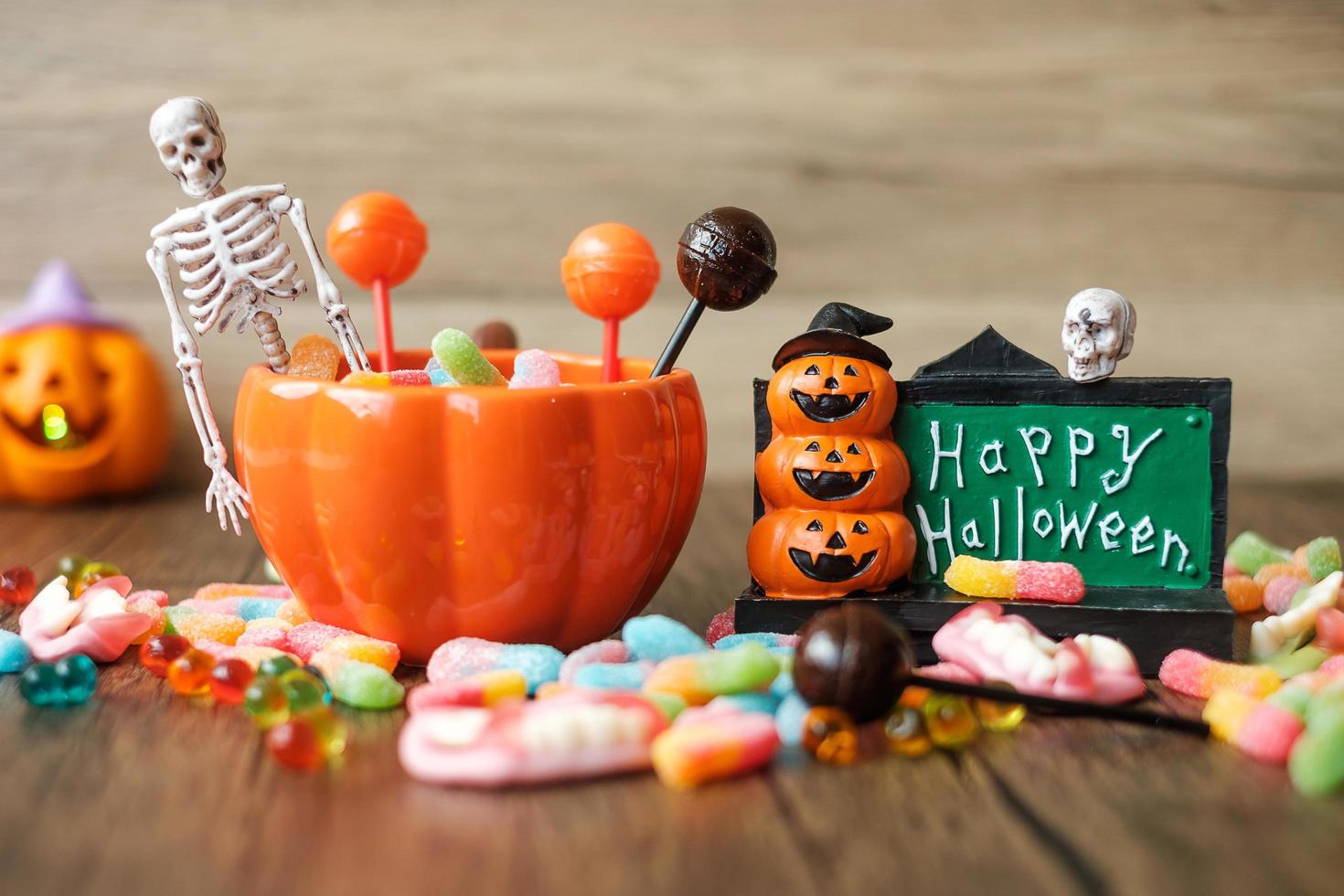 contento Halloween giorno con fantasma caramelle, zucca ciotola, Jack o lanterna e decorativo. trucco o minaccia, Ciao ottobre, autunno autunno, festivo, festa e vacanza concetto foto