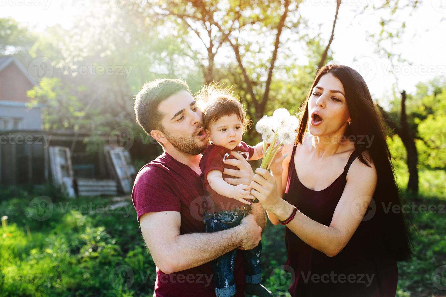 giovane famiglia con un' bambino su il natura foto