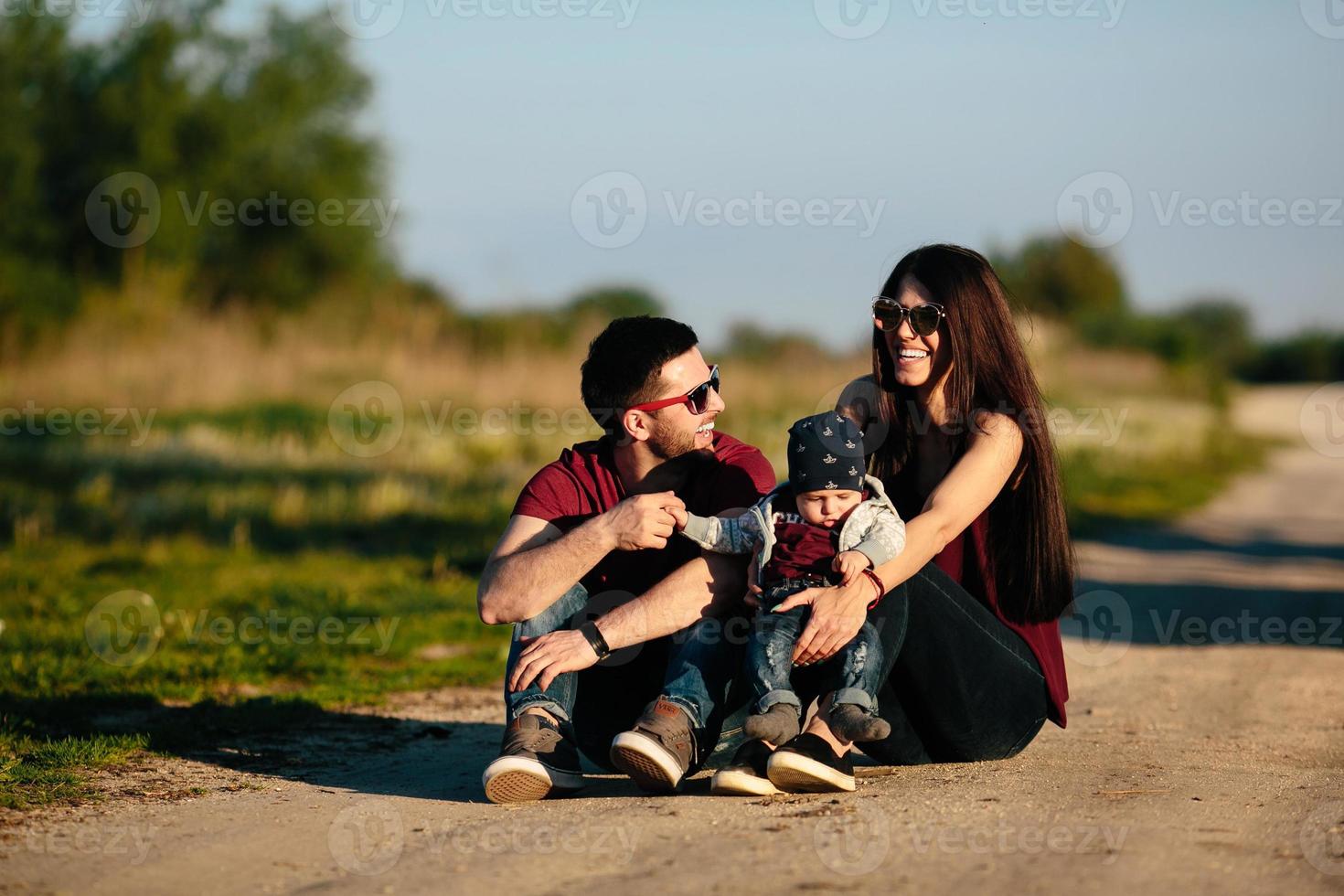 giovane famiglia con un' bambino su il natura foto