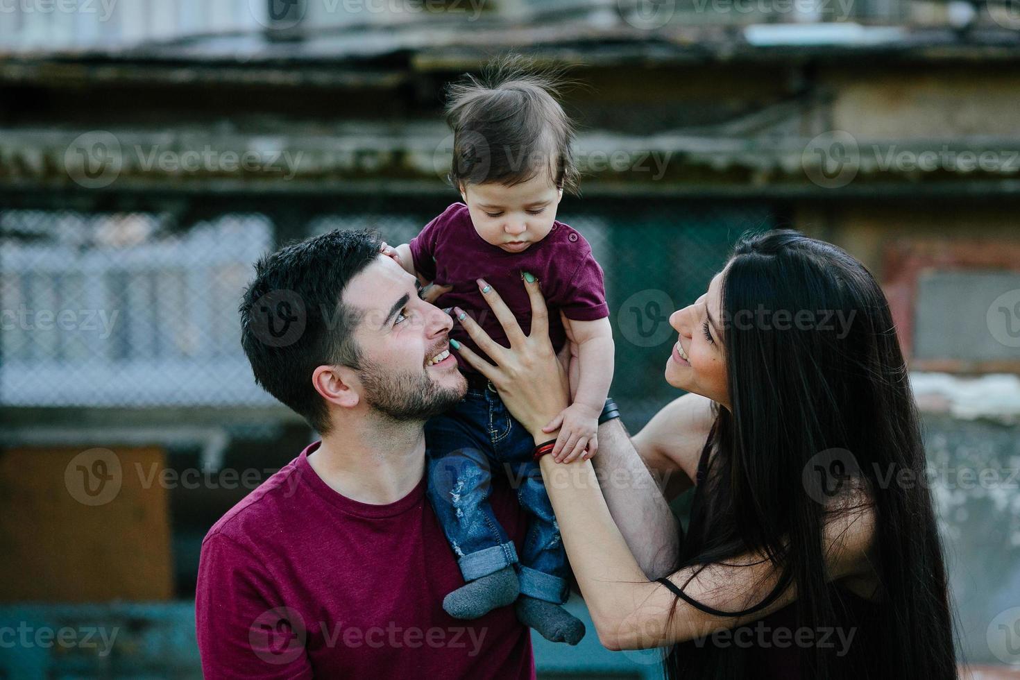 giovane famiglia con un' bambino su il natura foto