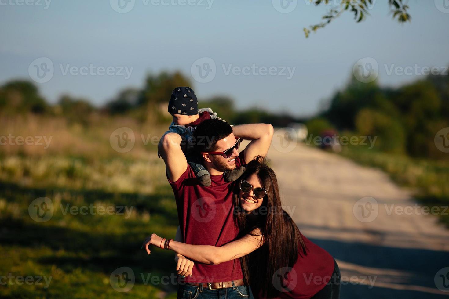 giovane famiglia con un' bambino su il natura foto