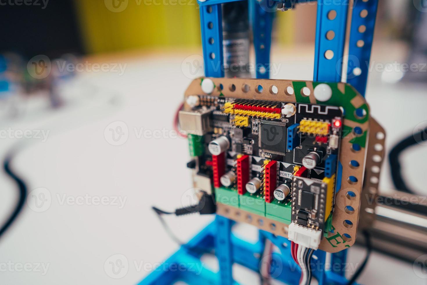 elettronico circuito tavola con processore e fili foto