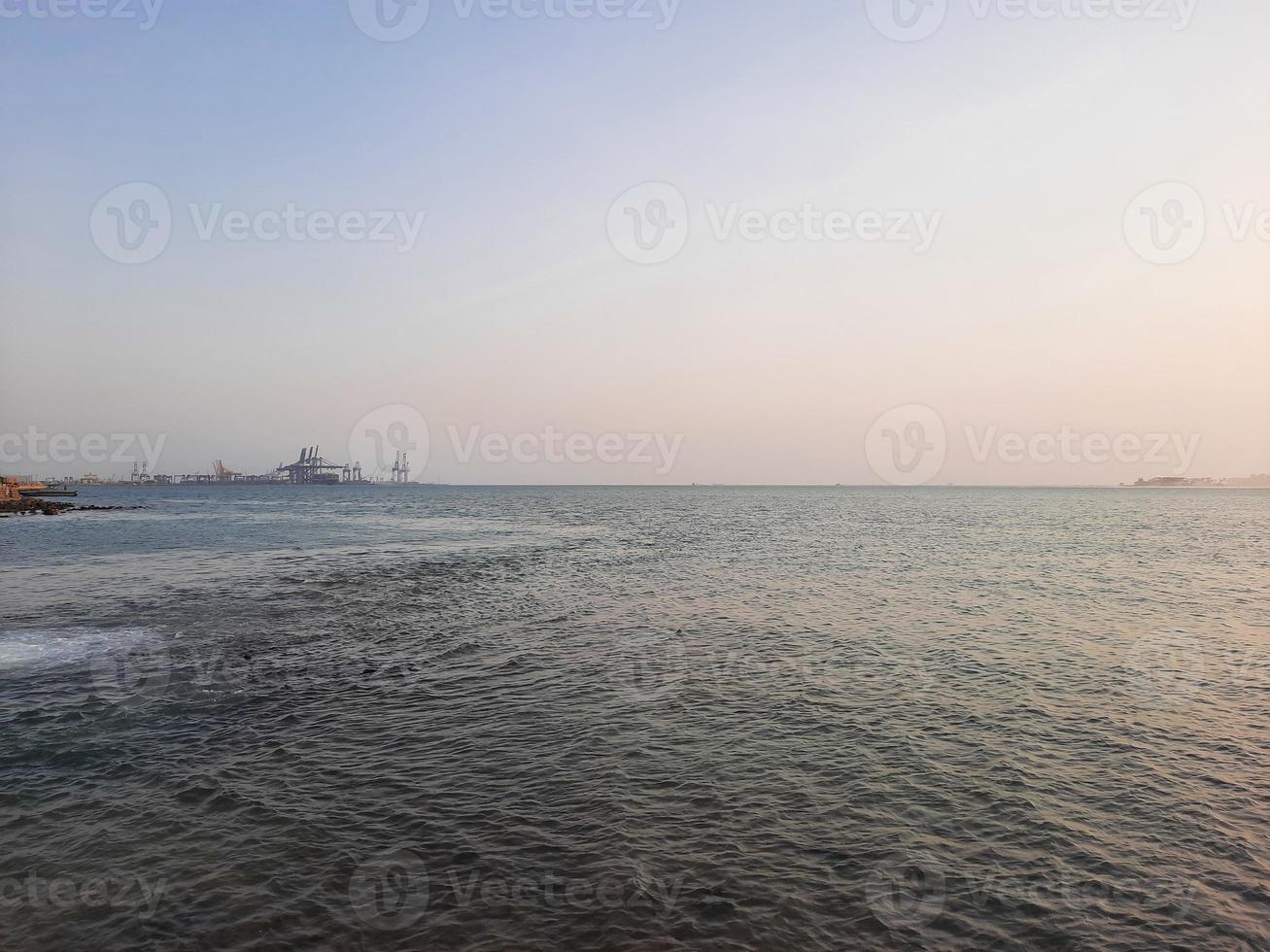 bellissimo sera a jeddah, corniola. il jeddah corniche, anche conosciuto come il jeddah lungomare, è un' costiero la zona di il città di jeddah, Arabia arabia. collocato lungo il rosso mare. foto