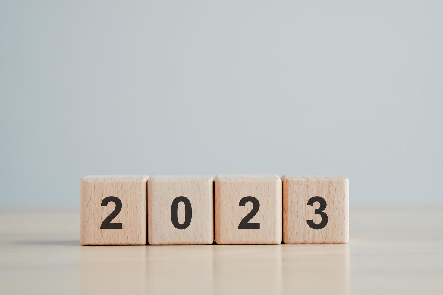 2023 nuovo anno sfida obbiettivo e obbiettivo, realizzazione e attività commerciale successo. 2023 parola su di legno bloccare. impostato strategia e Piano per futuro. sfondo per allegro Natale e contento nuovo anno 2023. foto