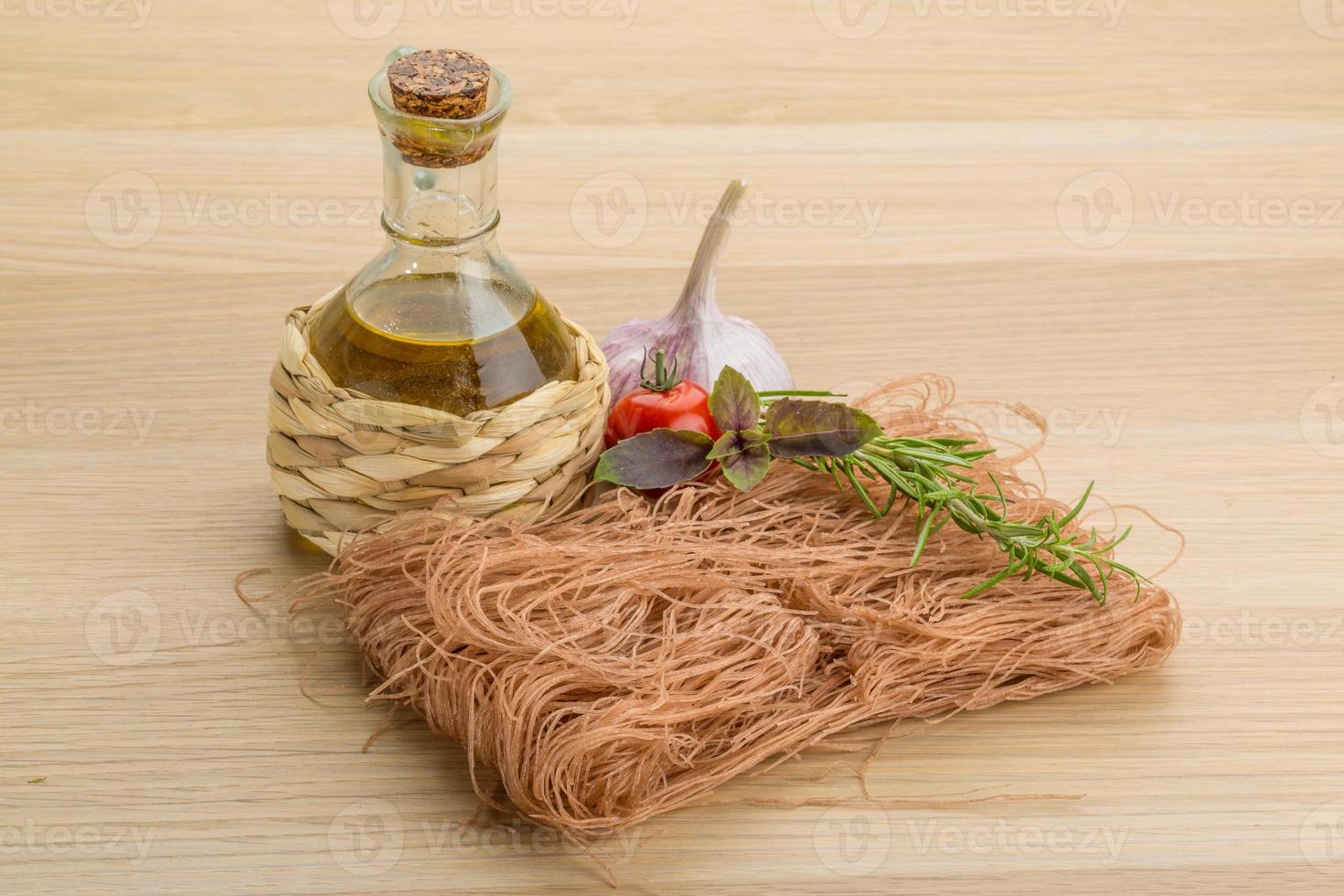 crudo soba su di legno sfondo foto