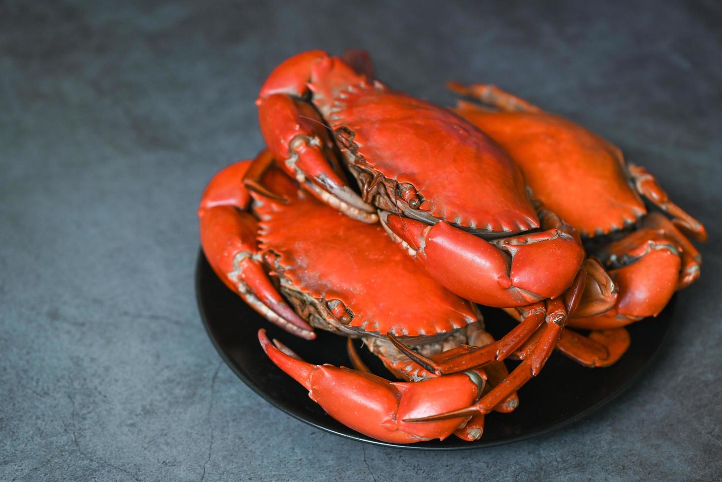 Granchio frutti di mare piatto insieme a, fresco Granchio su nero piatto, Granchio cucinando cibo bollito o al vapore Granchio rosso nel il ristorante foto