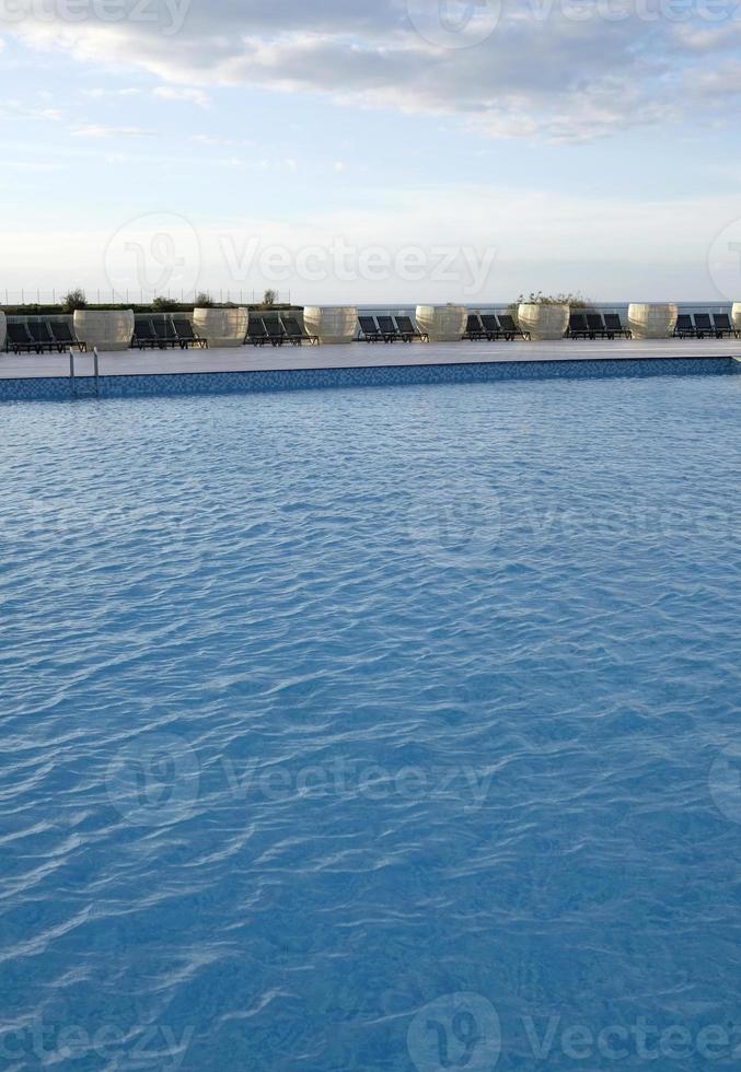 increspature su il superficie di un all'aperto piscina su un' soleggiato giorno foto
