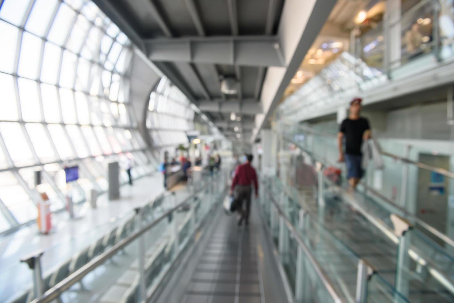 sfocatura sfondo terminale partenza aeroporto con bokeh foto