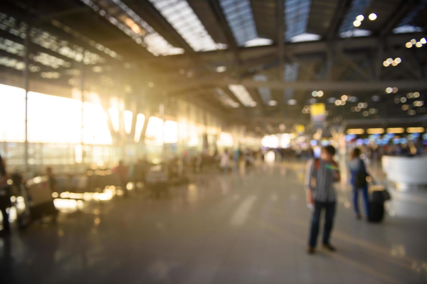 sfocatura sfondo terminale partenza aeroporto con bokeh foto