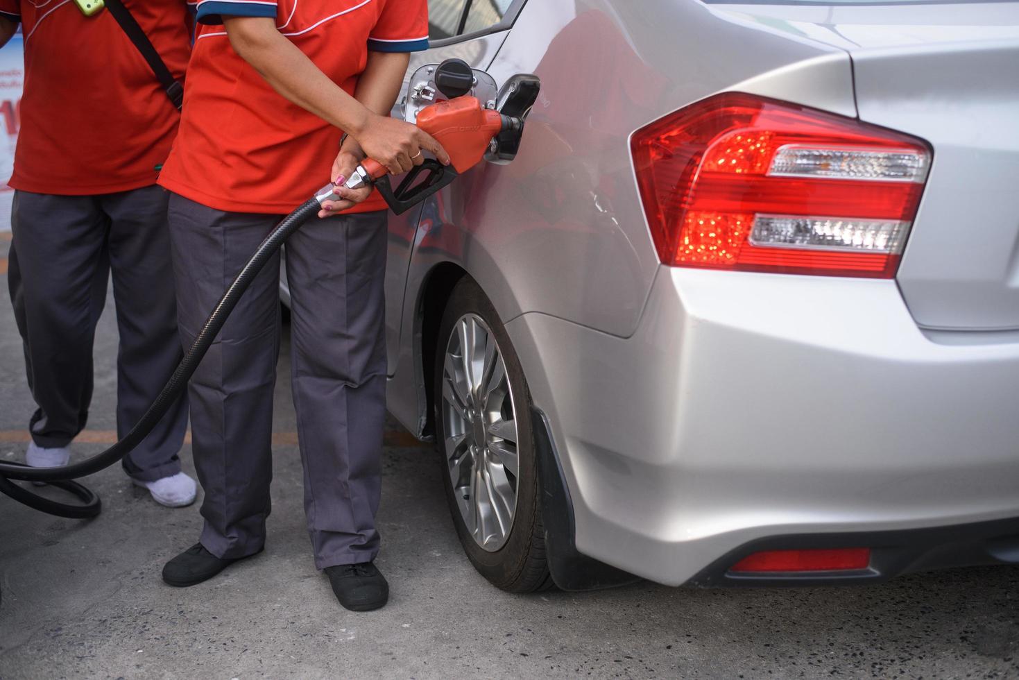 ricarica il auto con carburante foto