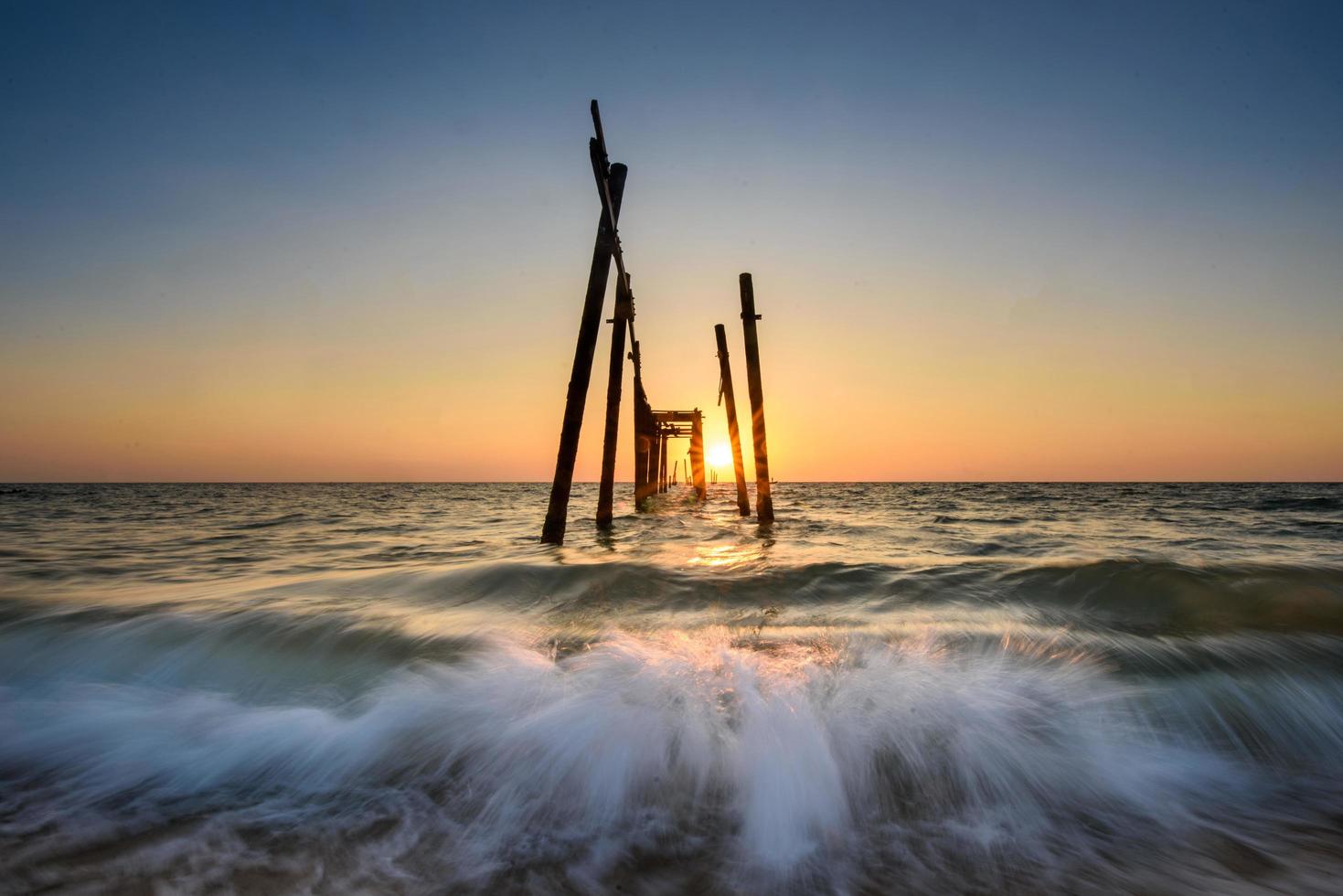 rotto di legno ponte tramonto su il mare a phangnga, Tailandia foto