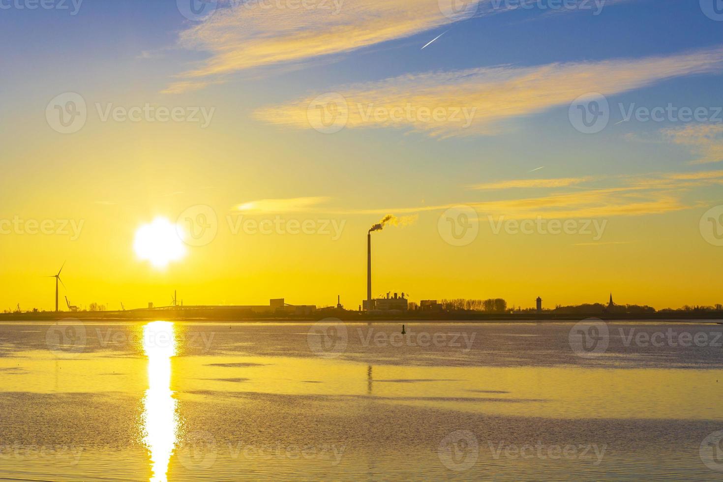 bellissimo colorato d'oro tramonto nord mare costa bremerhaven per nordenham. foto