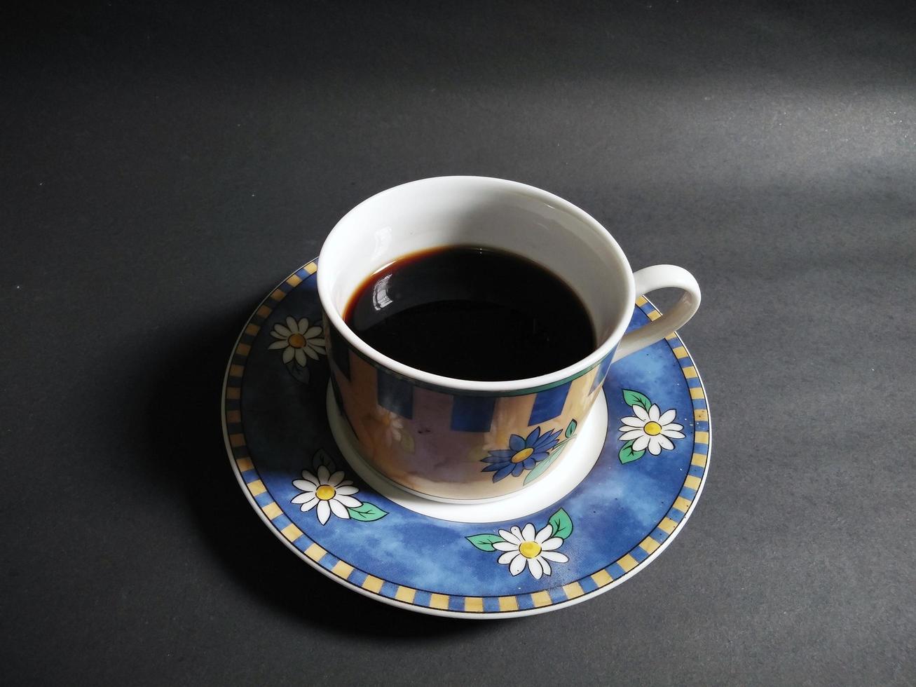 caffè tazza floreale modello su nero sfondo foto