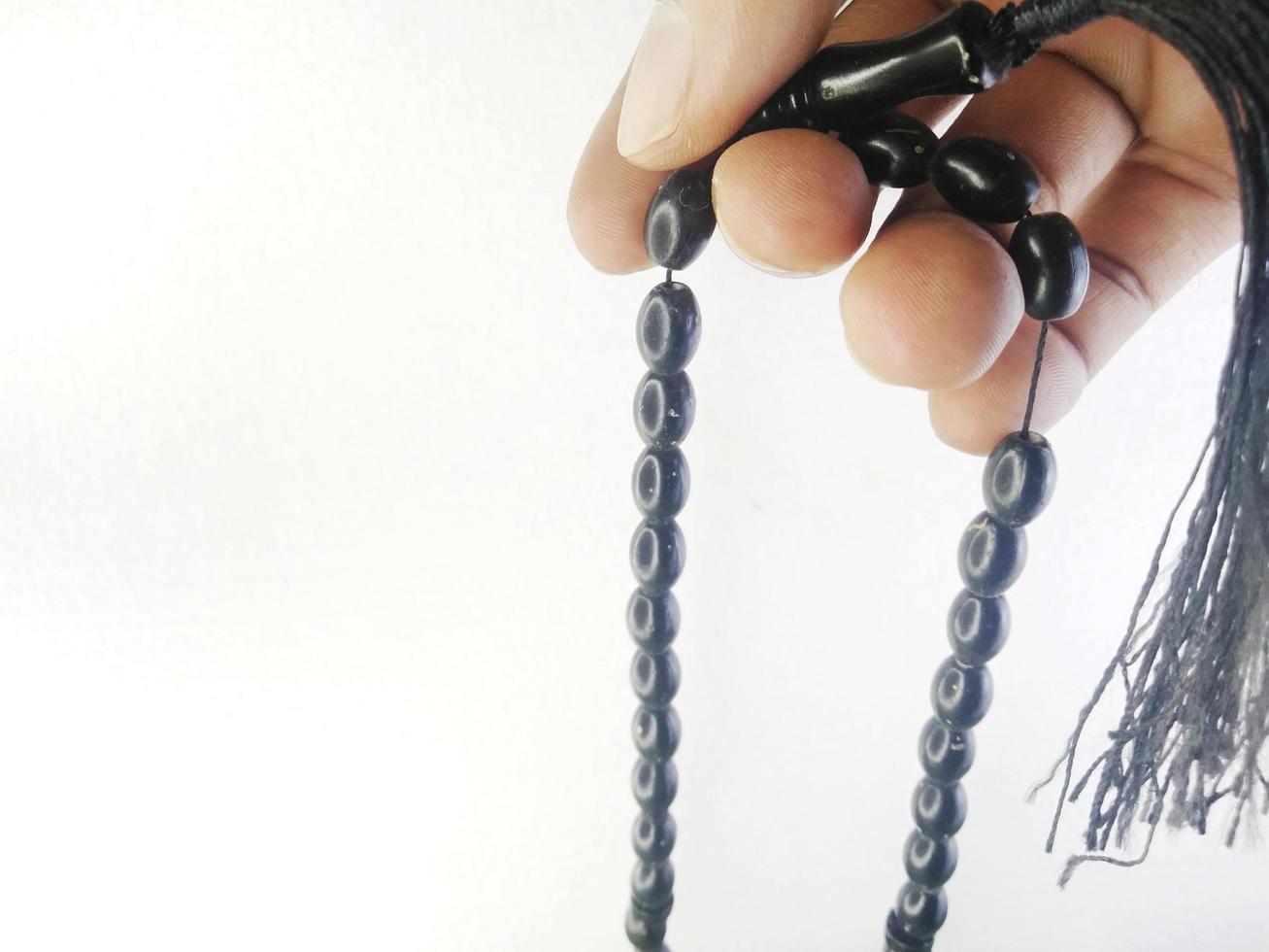 il giro perline piace marmi siamo spesso Usato per culto o dopo musulmano preghiere, rosario perline isolato su bianca sfondo. foto