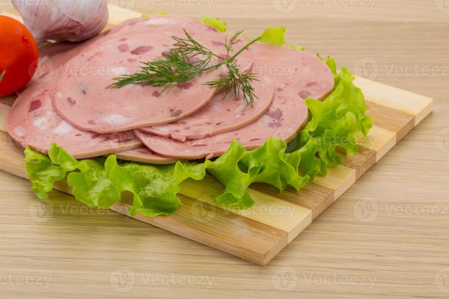 Manzo salsiccia su di legno tavola e di legno sfondo foto