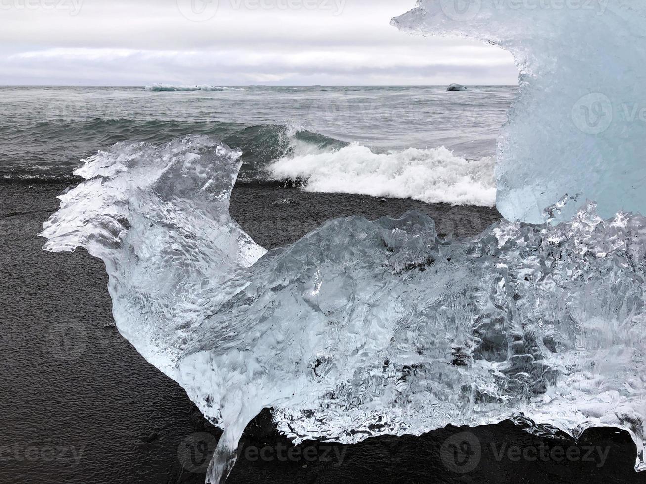 pezzi di glaciale ghiaccio lavato a terra a diamante spiaggia, Islanda foto