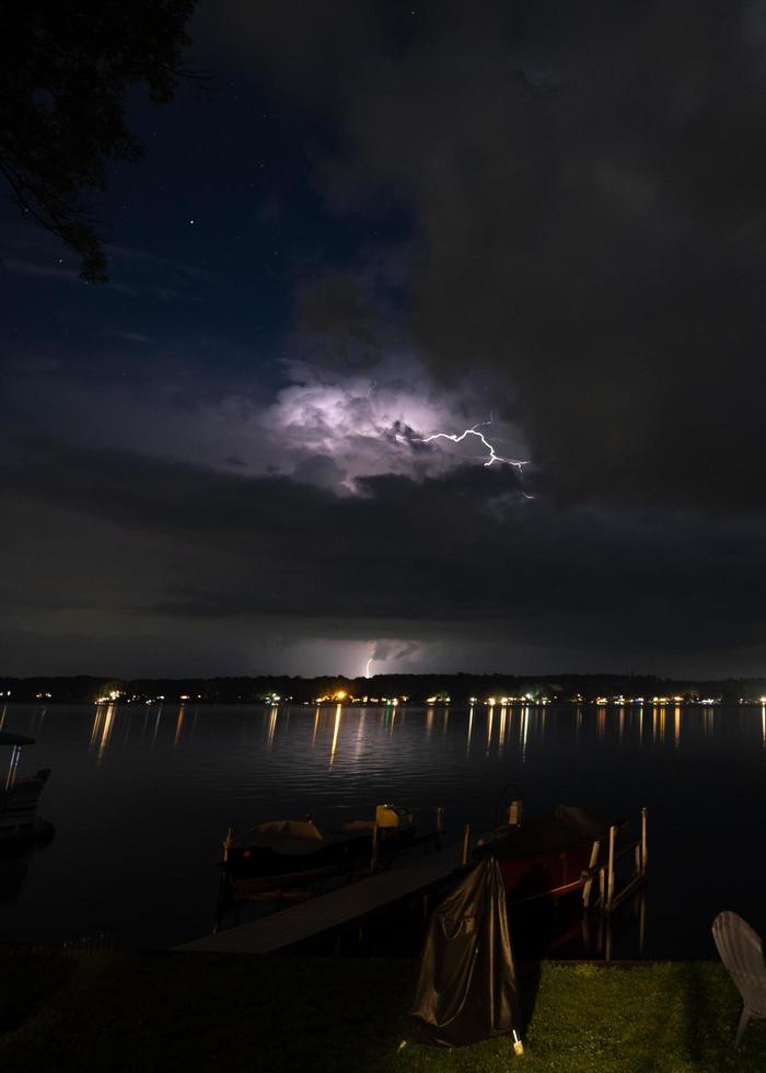 elettrico tempesta al di sopra di lago foto
