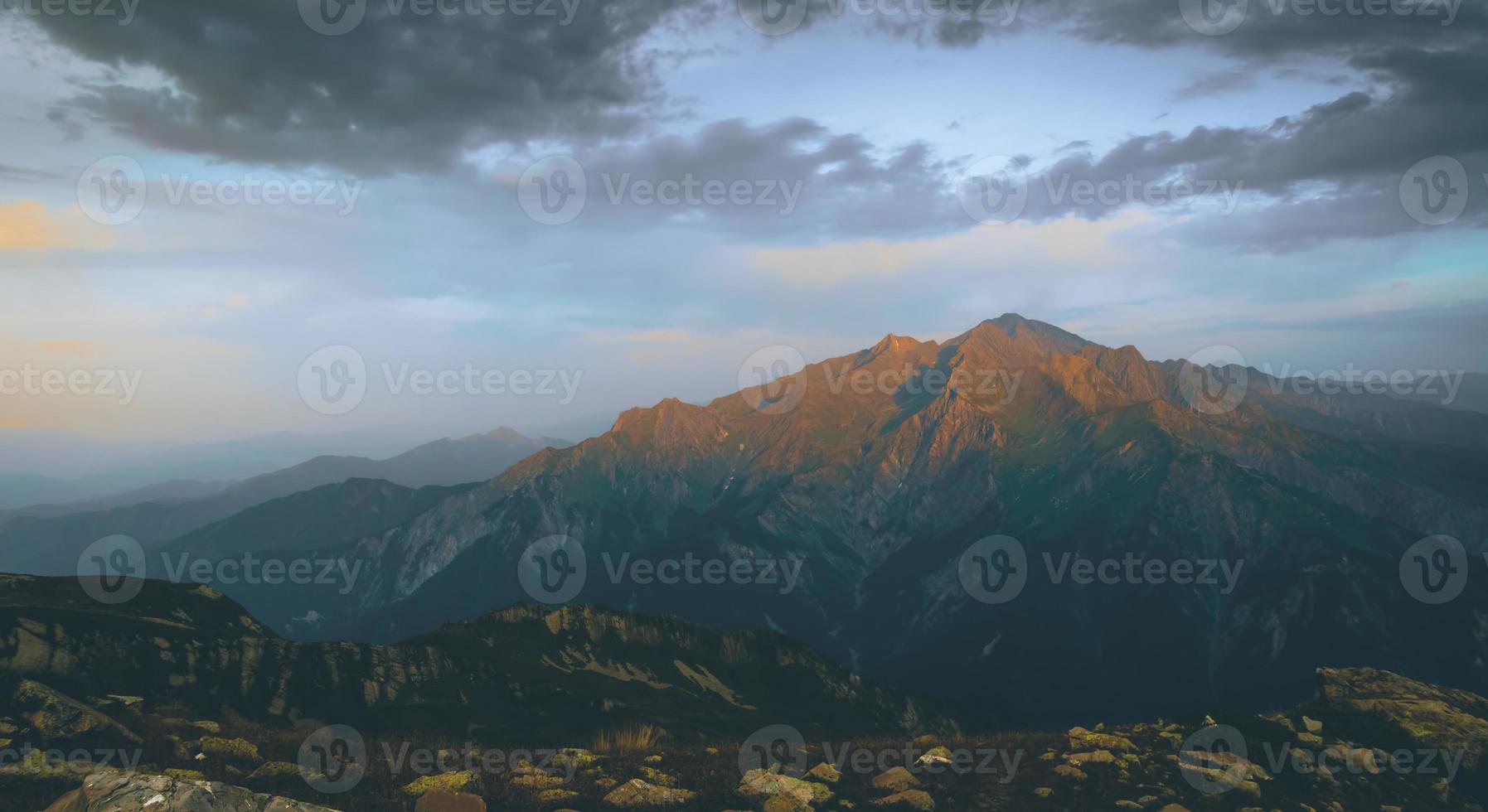 montagne verde lago con riflessi e roccioso riva nel autunno volta. selvaggio natura e rurale montare valle. autunno grigio tempo metereologico piovoso nuvole su cielo. freddo lago, inverno In arrivo paesaggio foto