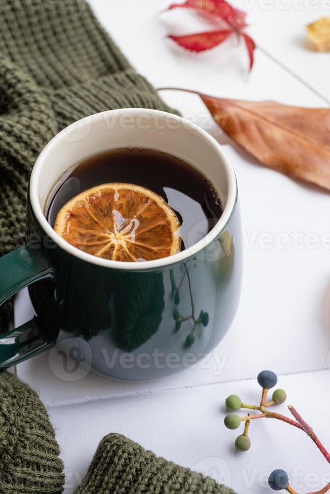accogliente autunno composizione, maglione tempo atmosferico. zucche, caldo tè e maglioni su finestra foto
