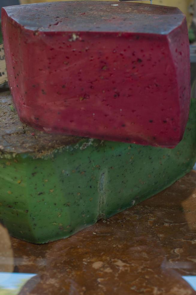 assortito buongustaio francese formaggio. rosso e verde colore foto