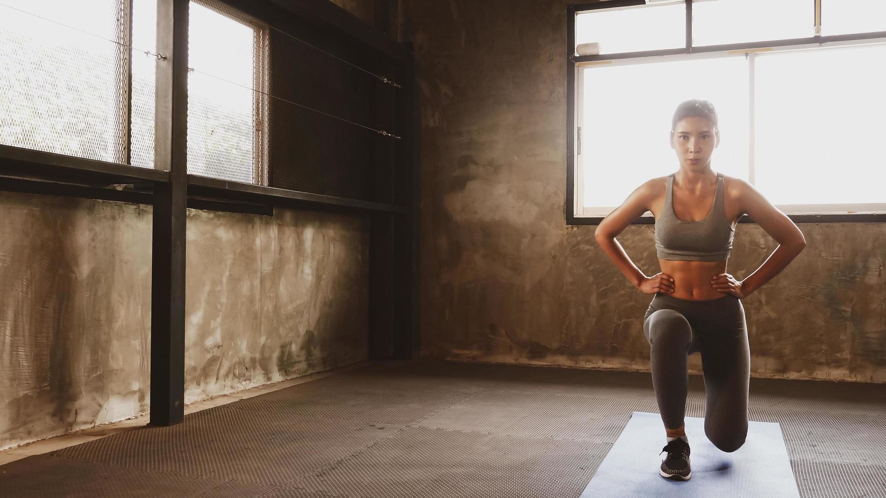 attraente donna fare esercizio nel il palestra. foto