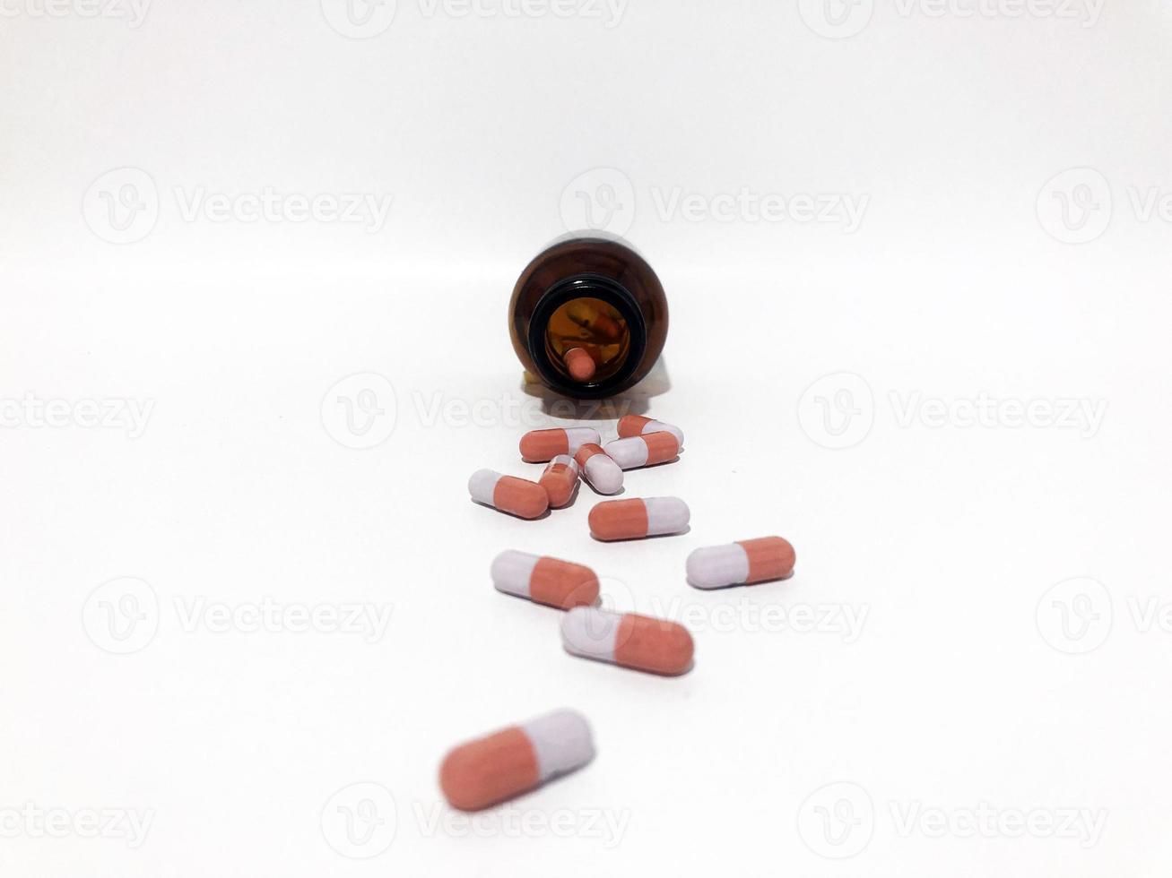 medicina pillole o compresse far cadere e su di il bianca plastica bottiglia. foto