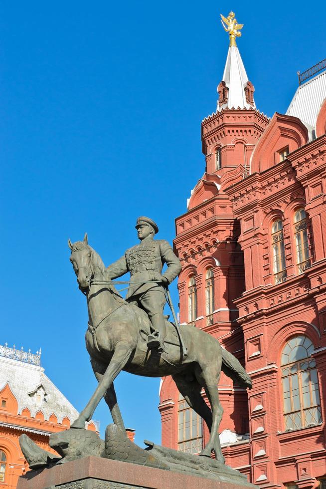 Mosca, Russia, 2013 - equestre statua di maresciallo zhukov nel davanti di il stato storico Museo nel Mosca, Russia foto