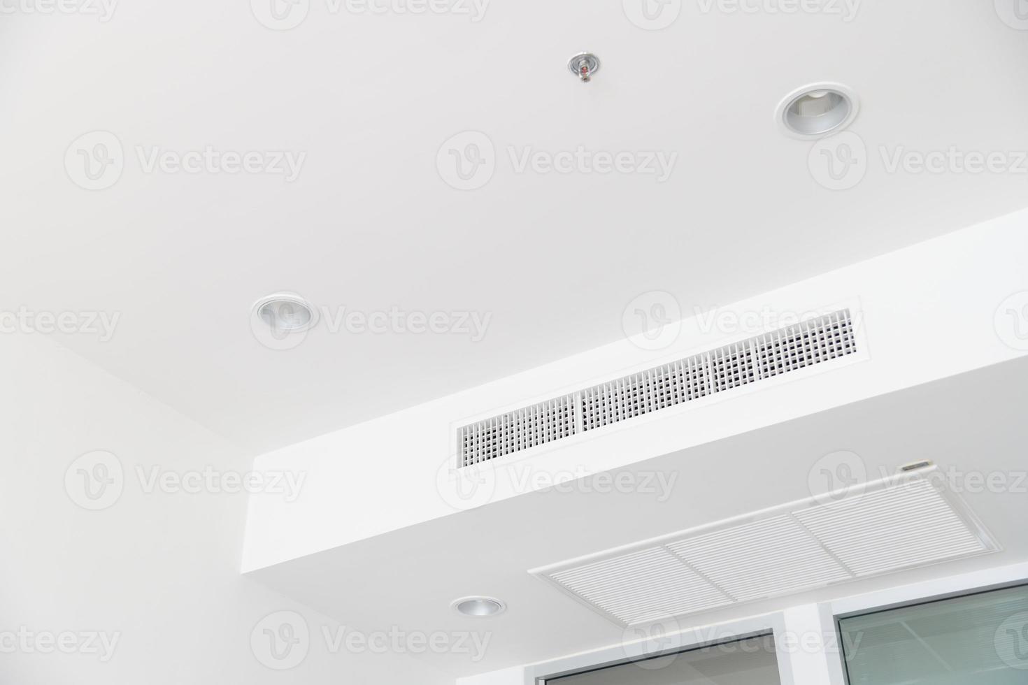 condizionatore d'aria del tipo a cassetta montato a soffitto foto