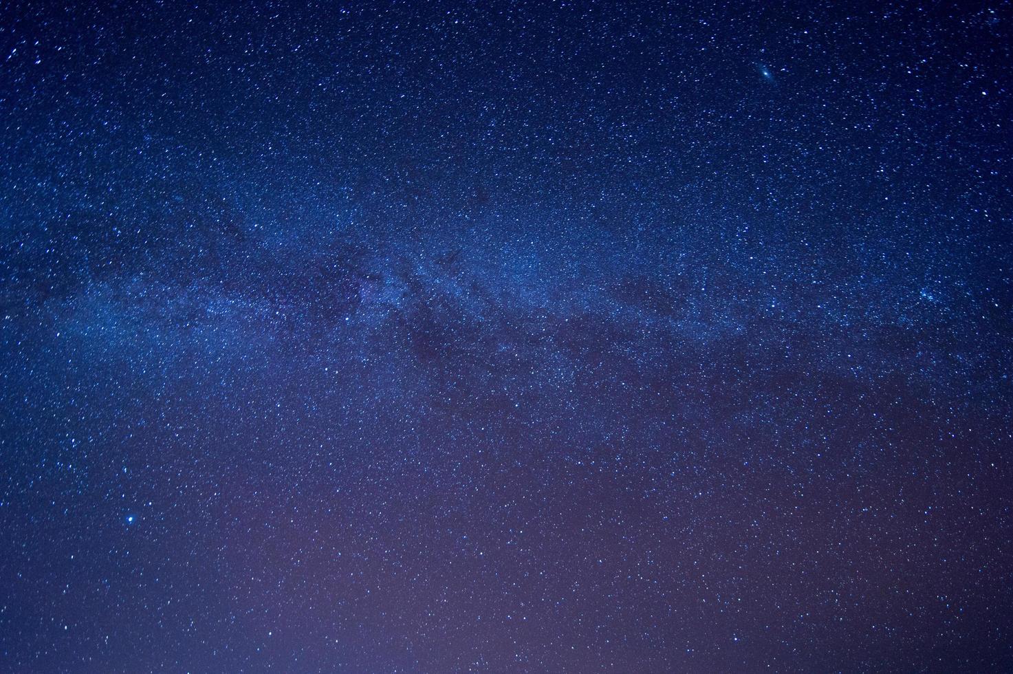 Via Lattea e stelle nel cielo notturno. foto