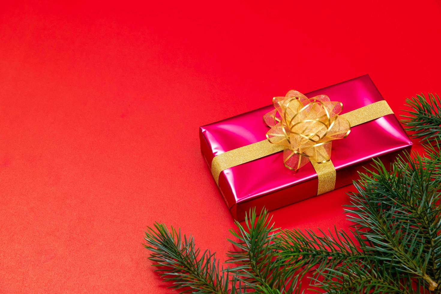 Natale sfondo concetto. superiore Visualizza di Natale regalo scatola oro palle con abete rosso rami foto