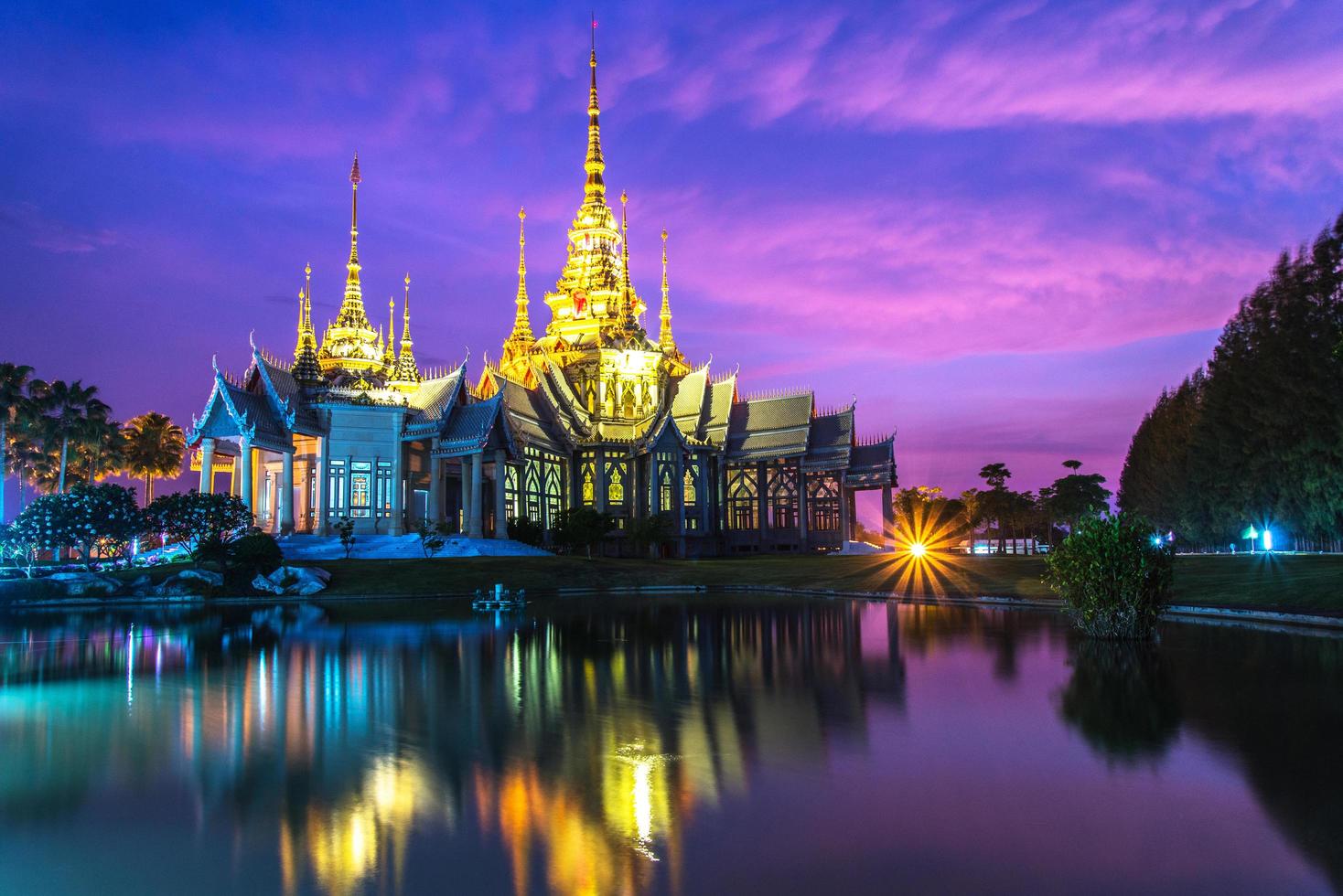 bellissimo tempio Tailandia drammatico colorato cielo crepuscolo tramonto ombra su acqua riflessione con leggero foto