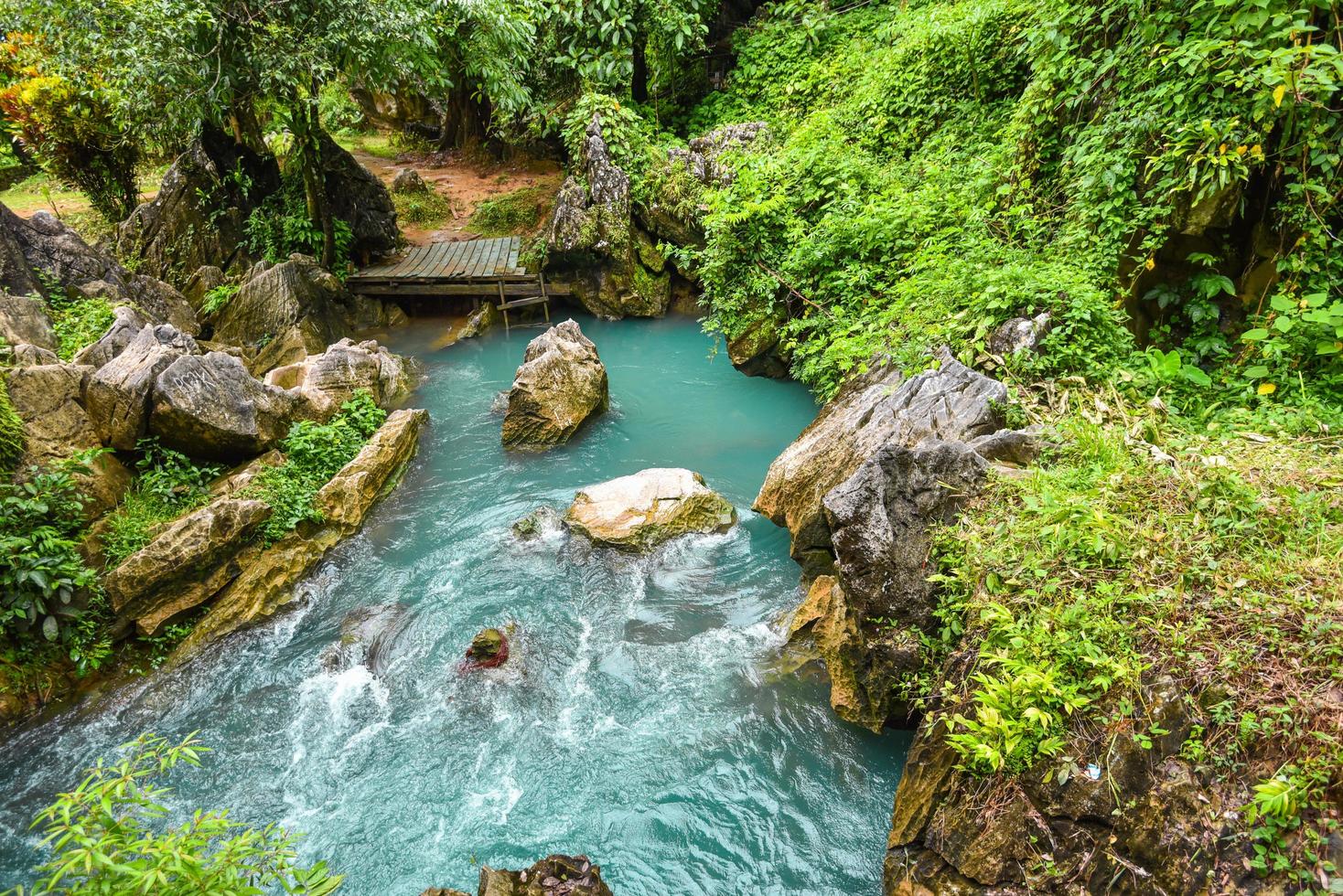 blu ruscello fiume blu acqua stagno nel il giungla tropicale foresta foto
