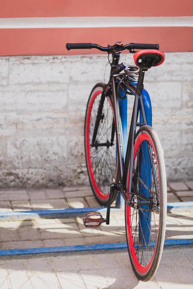 veloce bicicletta parchi contro mattone parete. Vintage ▾ stile. Ciclismo, ecologico trasporto, urbano ambiente concetto. città bicicletta. verticale tiro foto