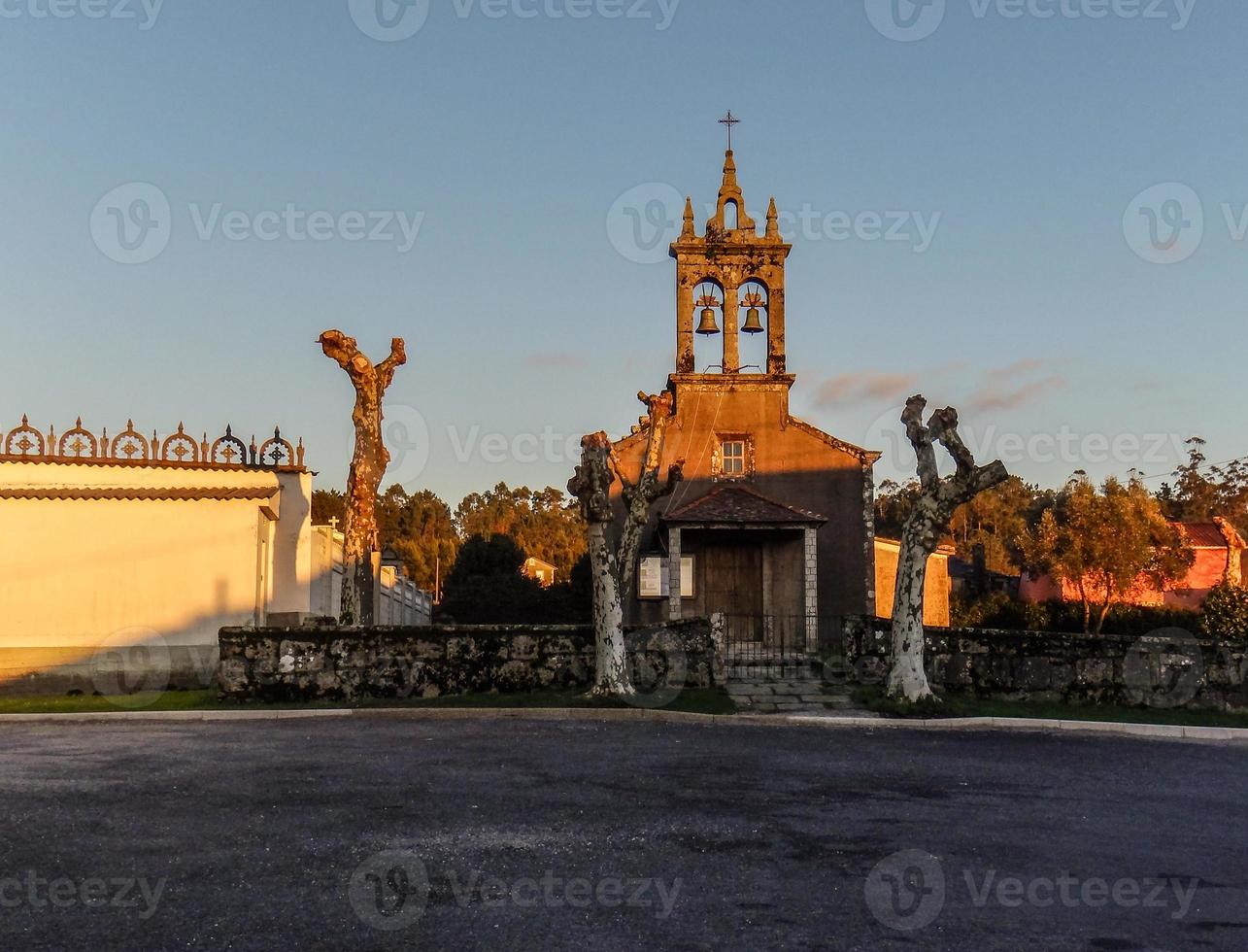 un' a distanza Chiesa su un' villaggio di Spagna foto