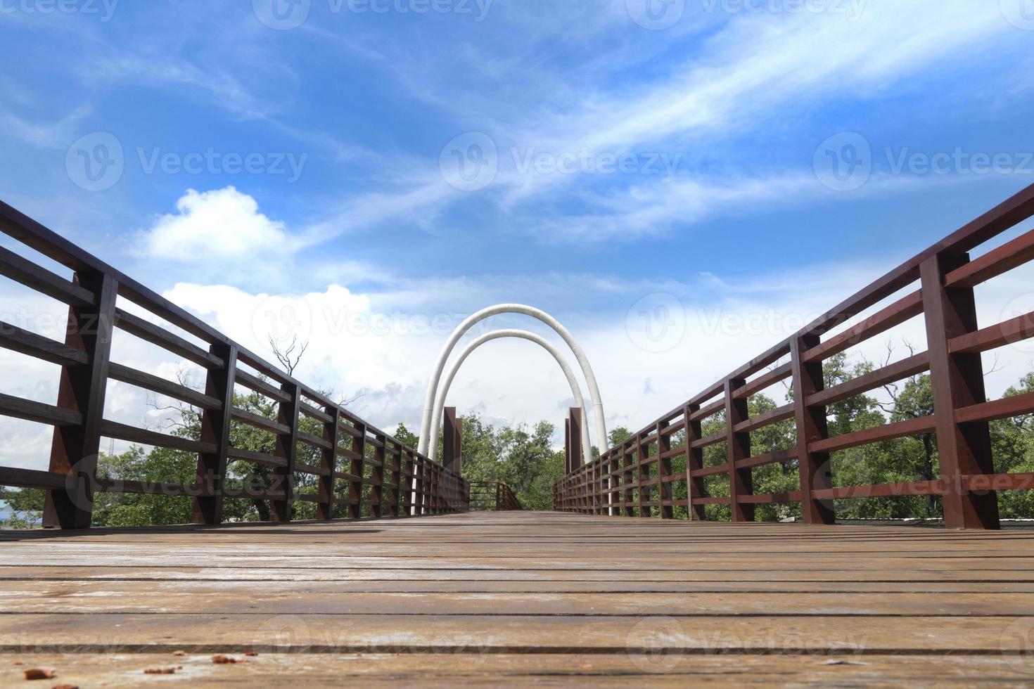 di legno ponte al di sopra di il fiume. guardare a partire dal il ponte per il altro lato e vedendo il mangrovia alberi sotto il blu cielo. a Phra chedi Klang nome, pak nome, Rayong, Tailandia. foto