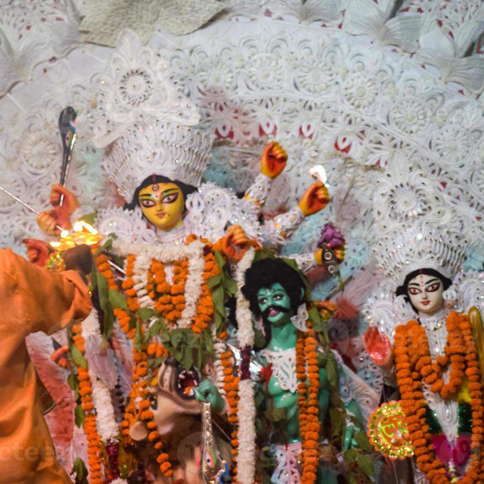 dea durga con aspetto tradizionale in vista ravvicinata in un sud kolkata durga puja, durga puja idol, un più grande festival navratri indù in india foto
