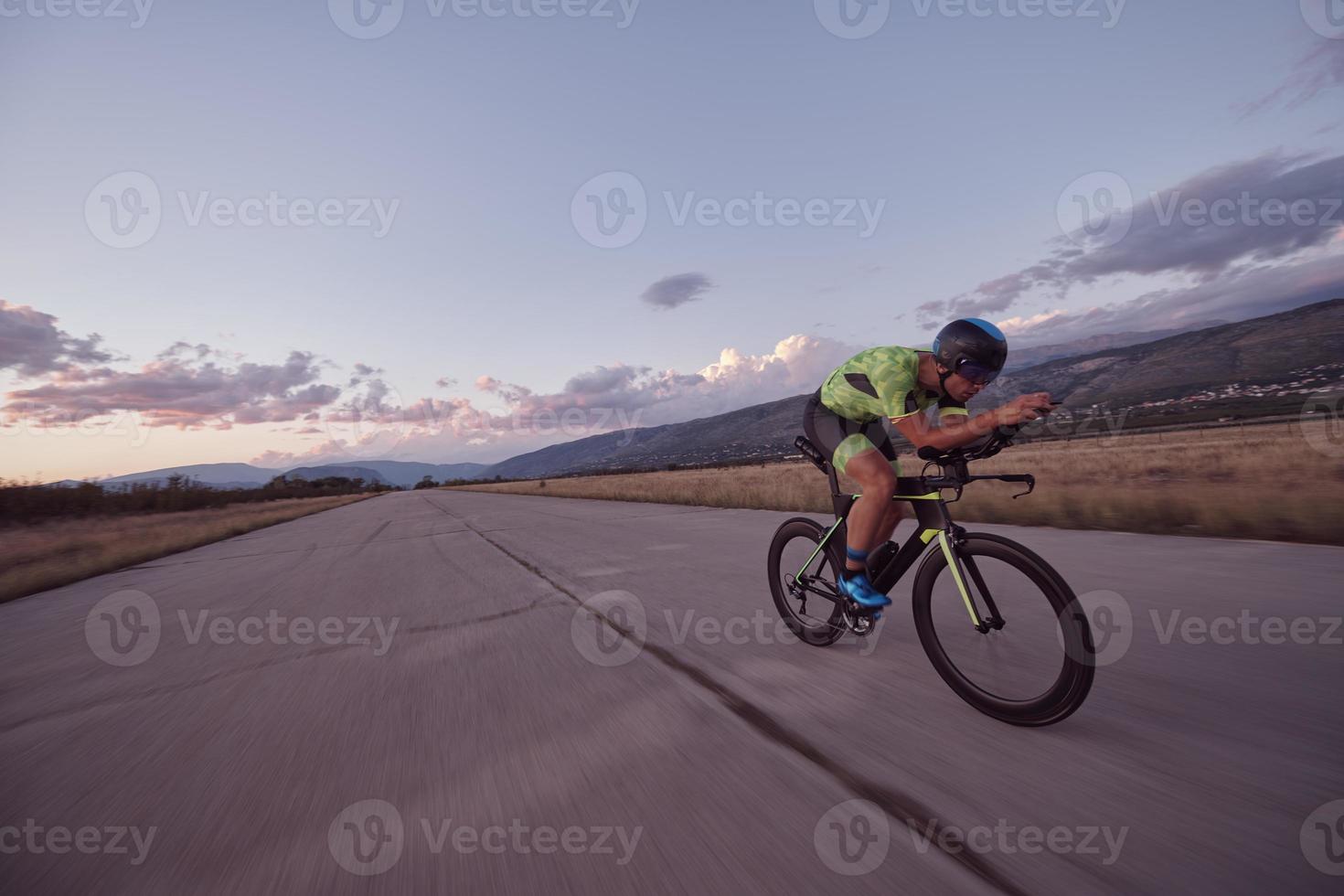 atleta di triathlon in sella a una bicicletta foto