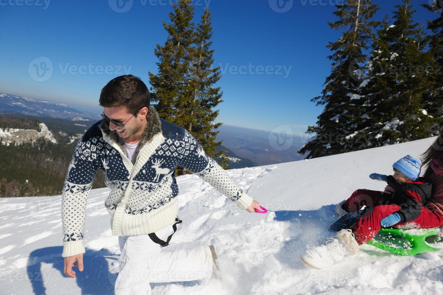 famiglia avendo divertimento su fresco neve a inverno foto