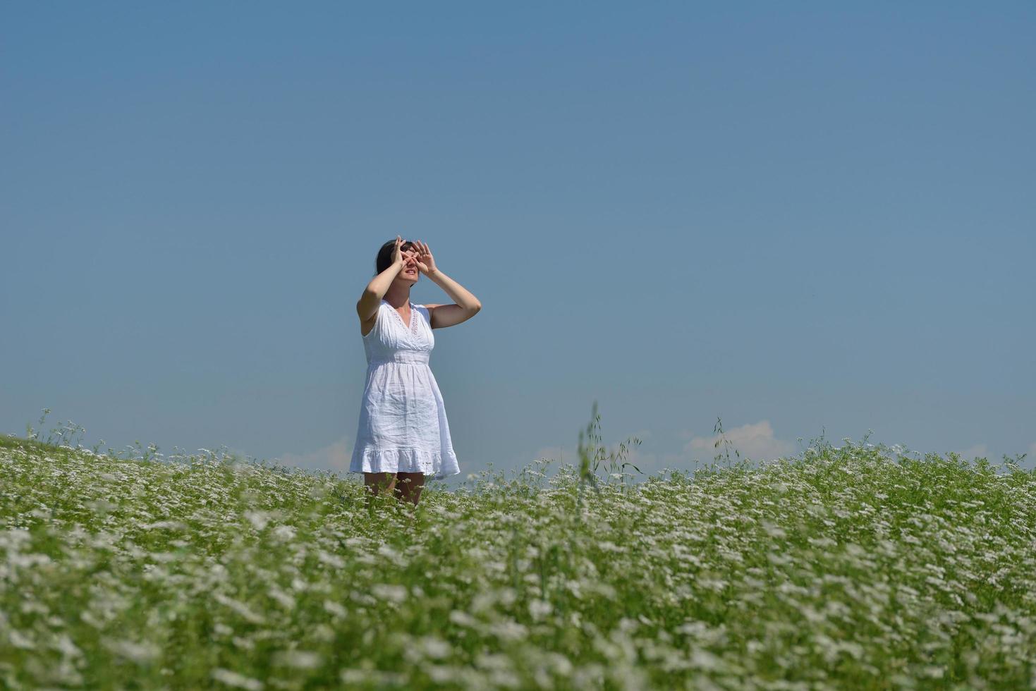 giovane donna felice in campo verde foto