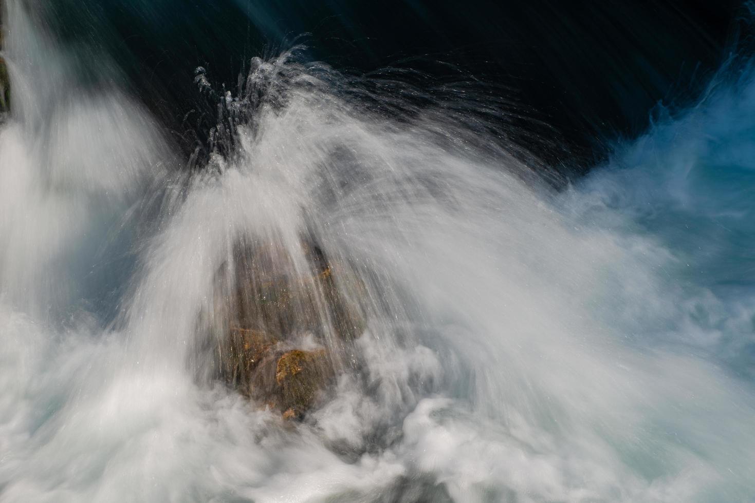 singola pietra nel fiume selvaggio foto